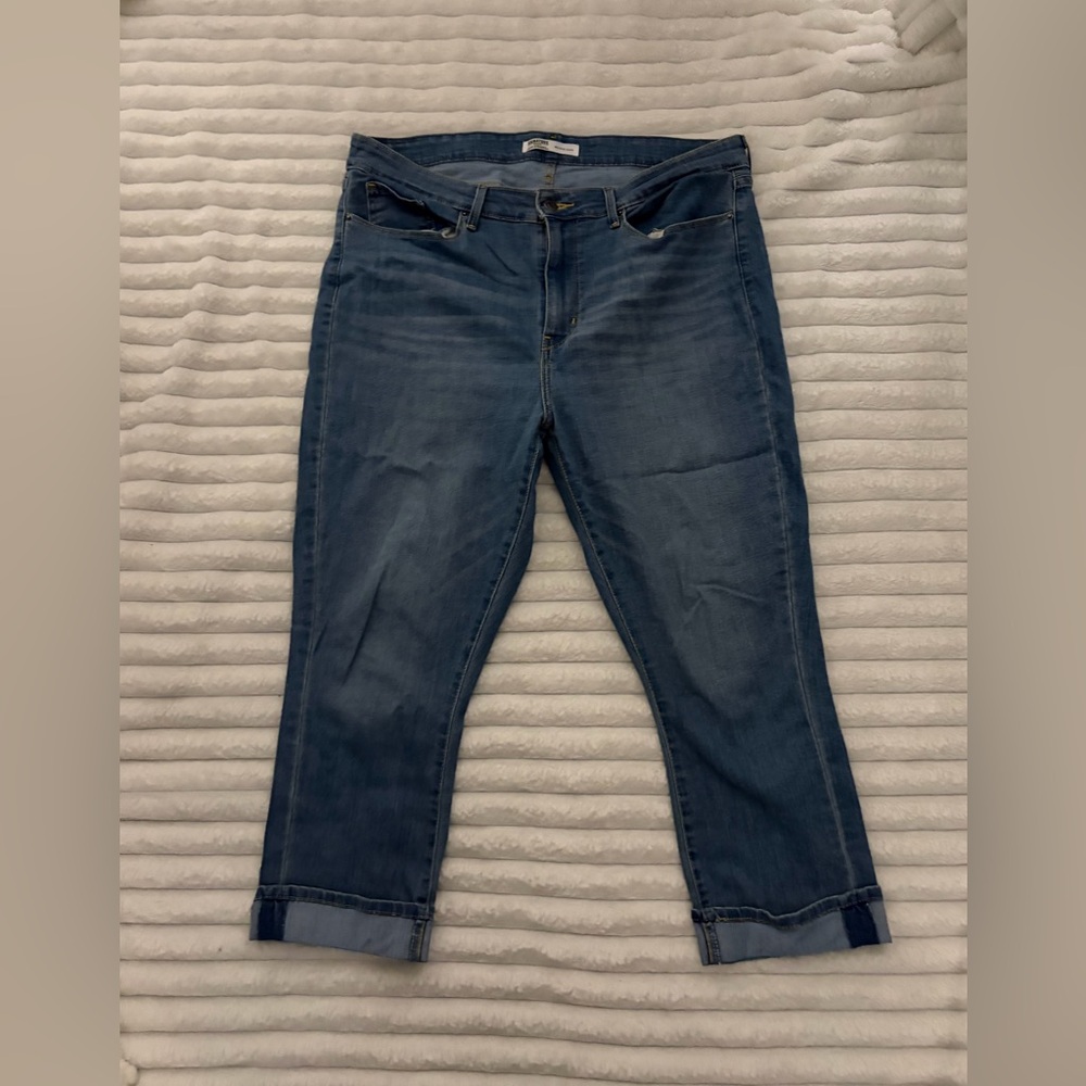 Signature by Levi Strauss Women's Mid Rise Capri Blue Jeans